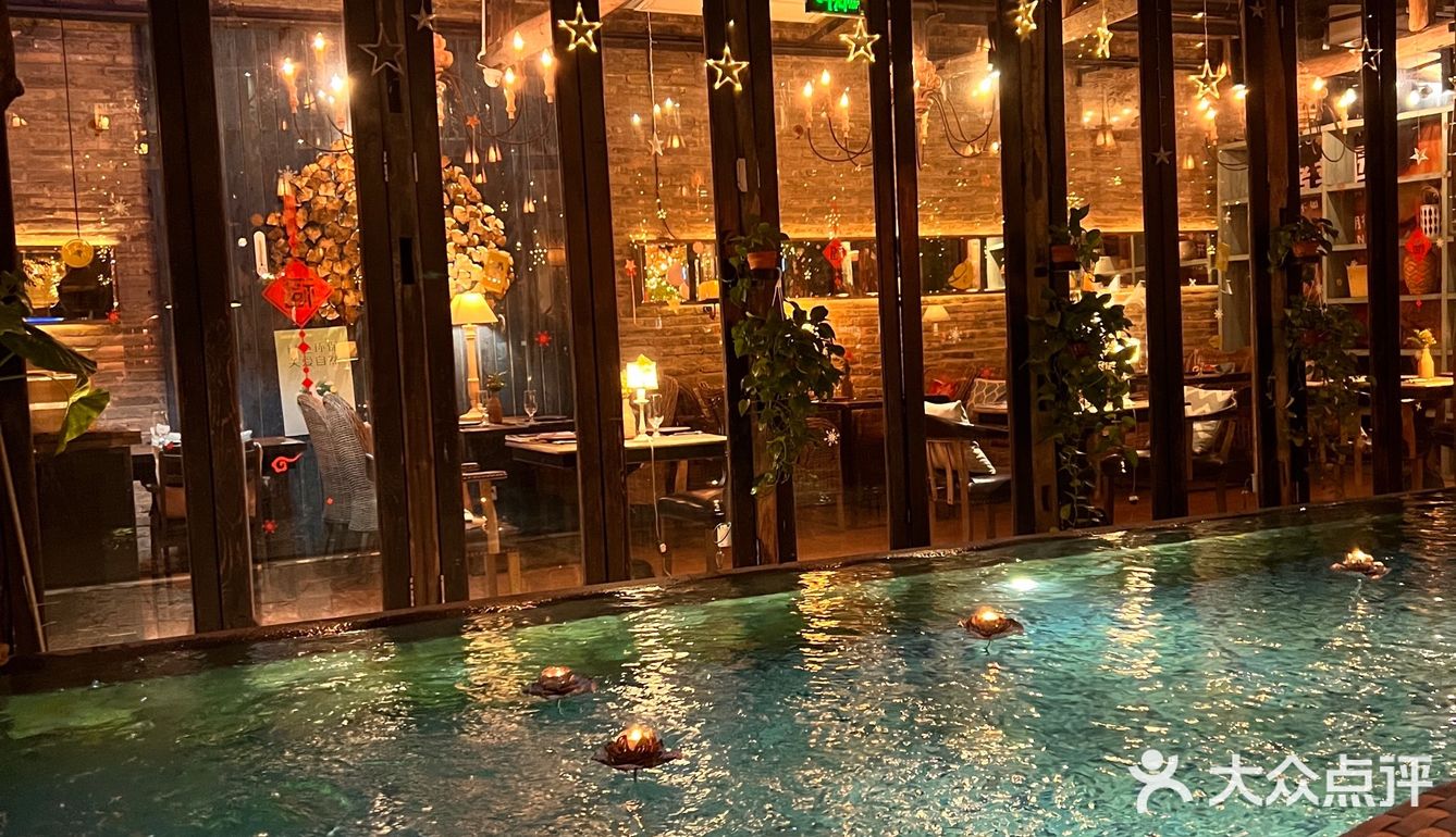 南宁探店|氛围感泳池餐厅