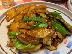 地三鲜-东北哈尔滨酱骨头馆房掌柜铁锅炖