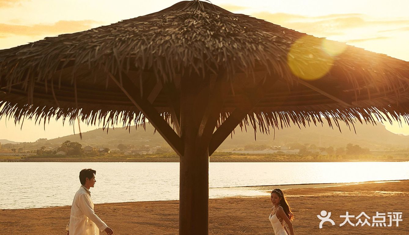 暖色系水景黄昏婚纱照