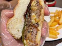 培根奶酪汉堡-瑞食酒馆 La Taverne Suisse