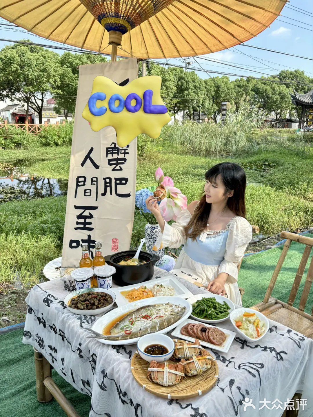 精选农家土鸡慢炖，肉质滑嫩，汤汁清澈鲜美，让人回味无穷