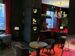 等位区-Salon de The de Joel Robuchon(外滩18号店)