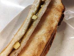 雪油加央烤麵包-何九海南茶店(鬼仔巷店)