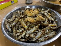 山坑小鱼干-满記土窑烧鷄波浪山莊