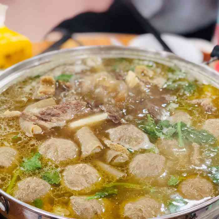 雅记牛腩店(翠园街)-"藏在汕尾最大型商场 信利广场步行街里面 .