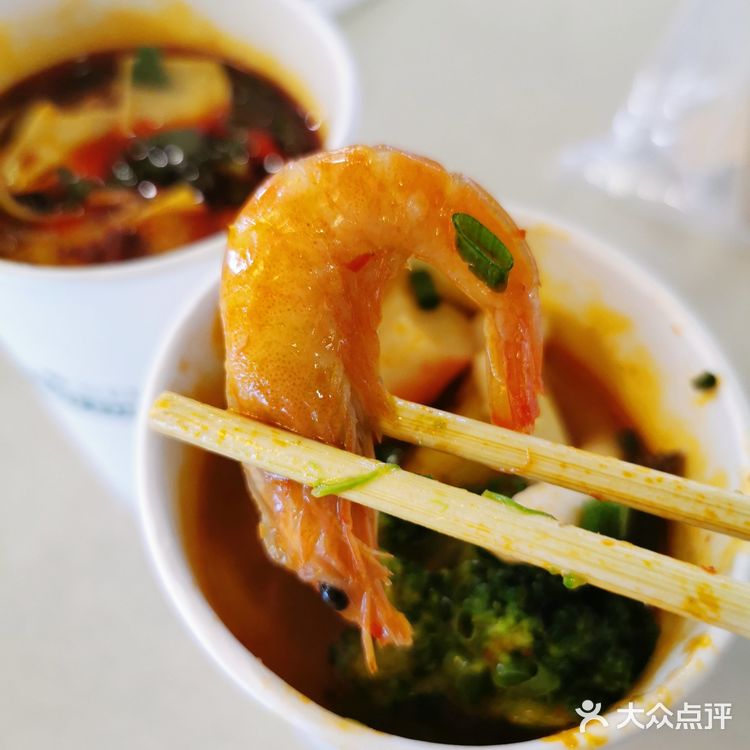 网红火锅杯，其实就是杯子装的麻辣烫呗[偷笑]