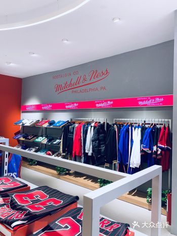 店铺推荐：Mitchell&ness 专柜：久光百货