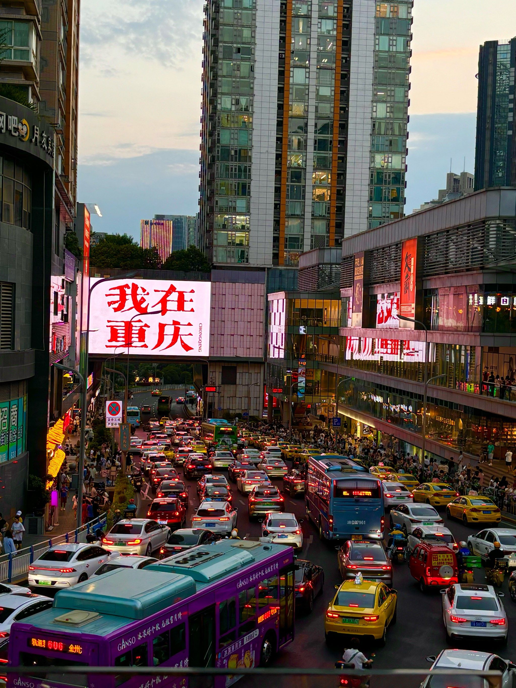 n
有意思的是这家位于观音桥30层高空的民谣音乐清吧,就在🔥