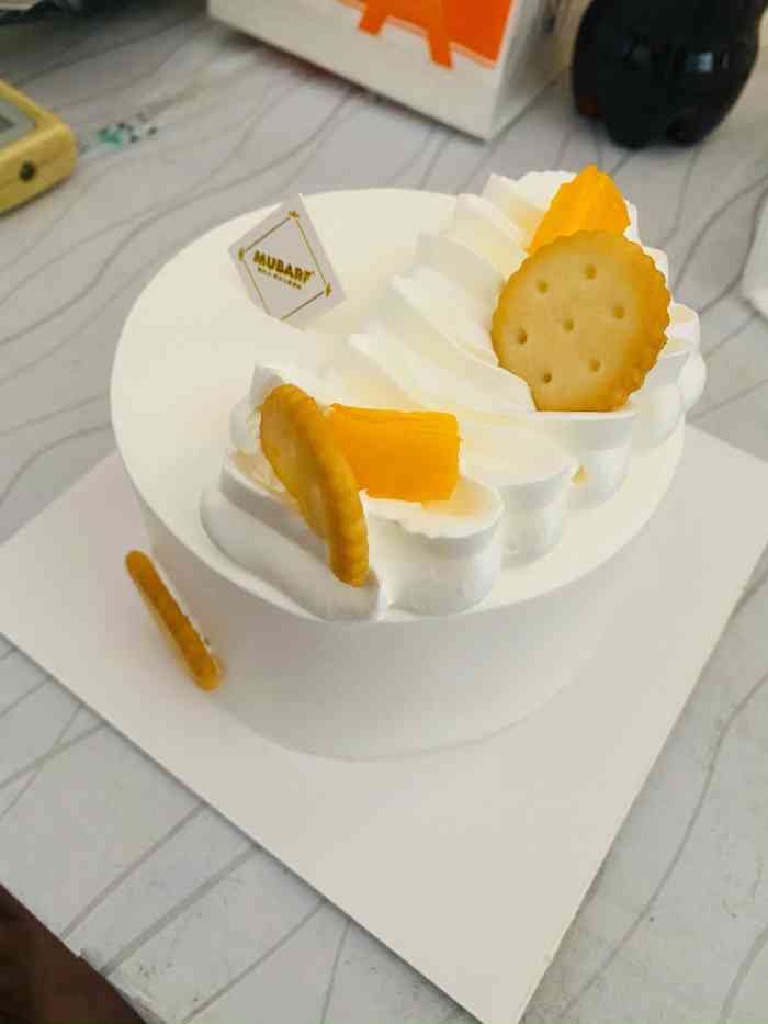 打分    /人 订外卖自己要了个4寸小蛋糕,超级喜欢奶油蛋糕啊～ 一个