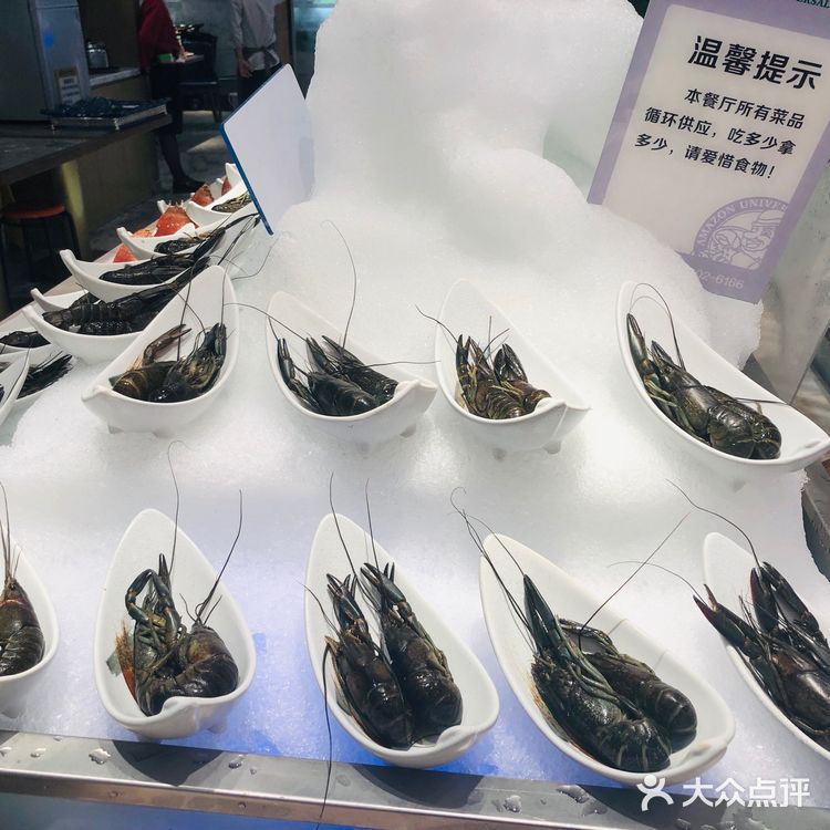 各种贝类 肉肉也很多 水果里面烤榴莲