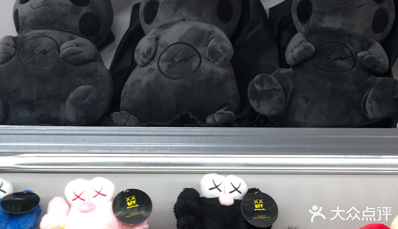 无锡探店 首家KAWS主题工业风咖啡馆「潮蓝藏库X0402」
