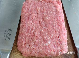 芹菜猪肉馅水饺，肉馅买的梅肉，剃掉肥膘