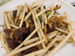 花生芽炒牛肉-河边私房菜