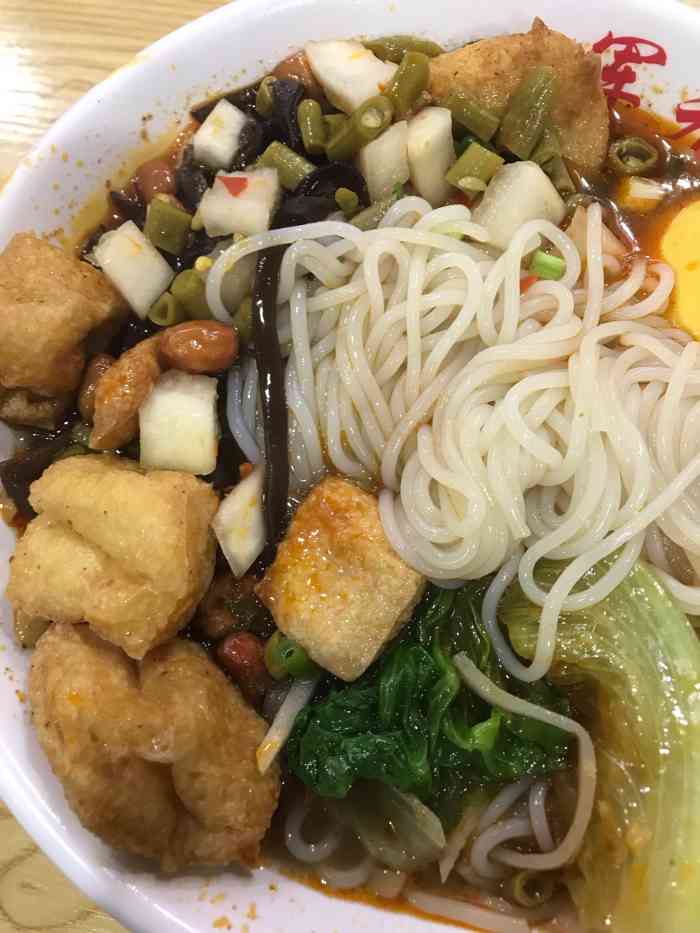 军元柳州螺蛳粉-"螺蛳粉新开的店 ,刚进屋整体感觉挺好的,.