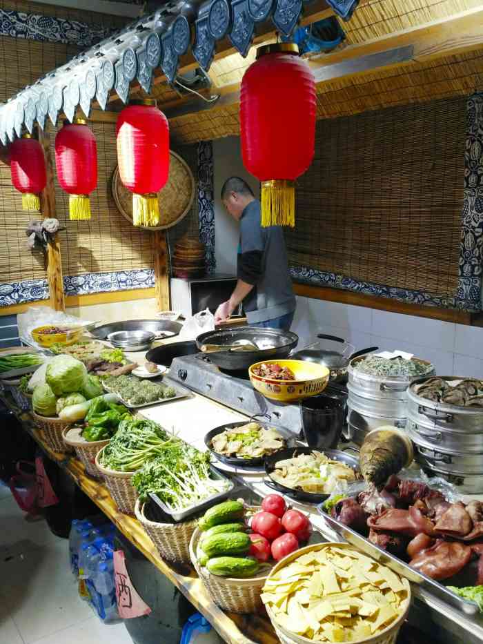 一口猪粗粮馆"很喜欢他家的口味,所有菜品都是摆放出来的.