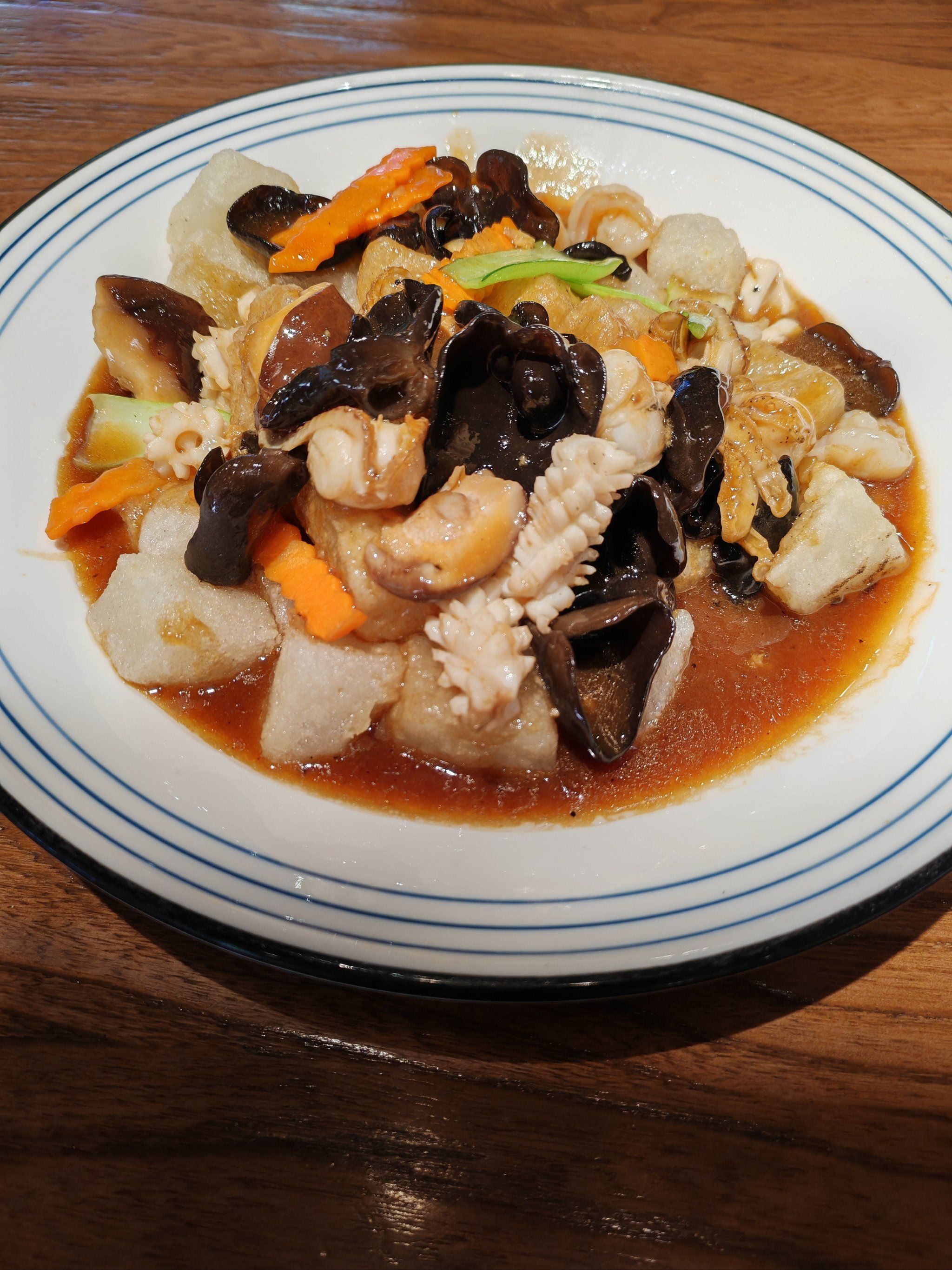 老板鱼炖豆腐鱼新鲜豆腐嫩,海南丢蚕香肉炸的火候好,又脆又香