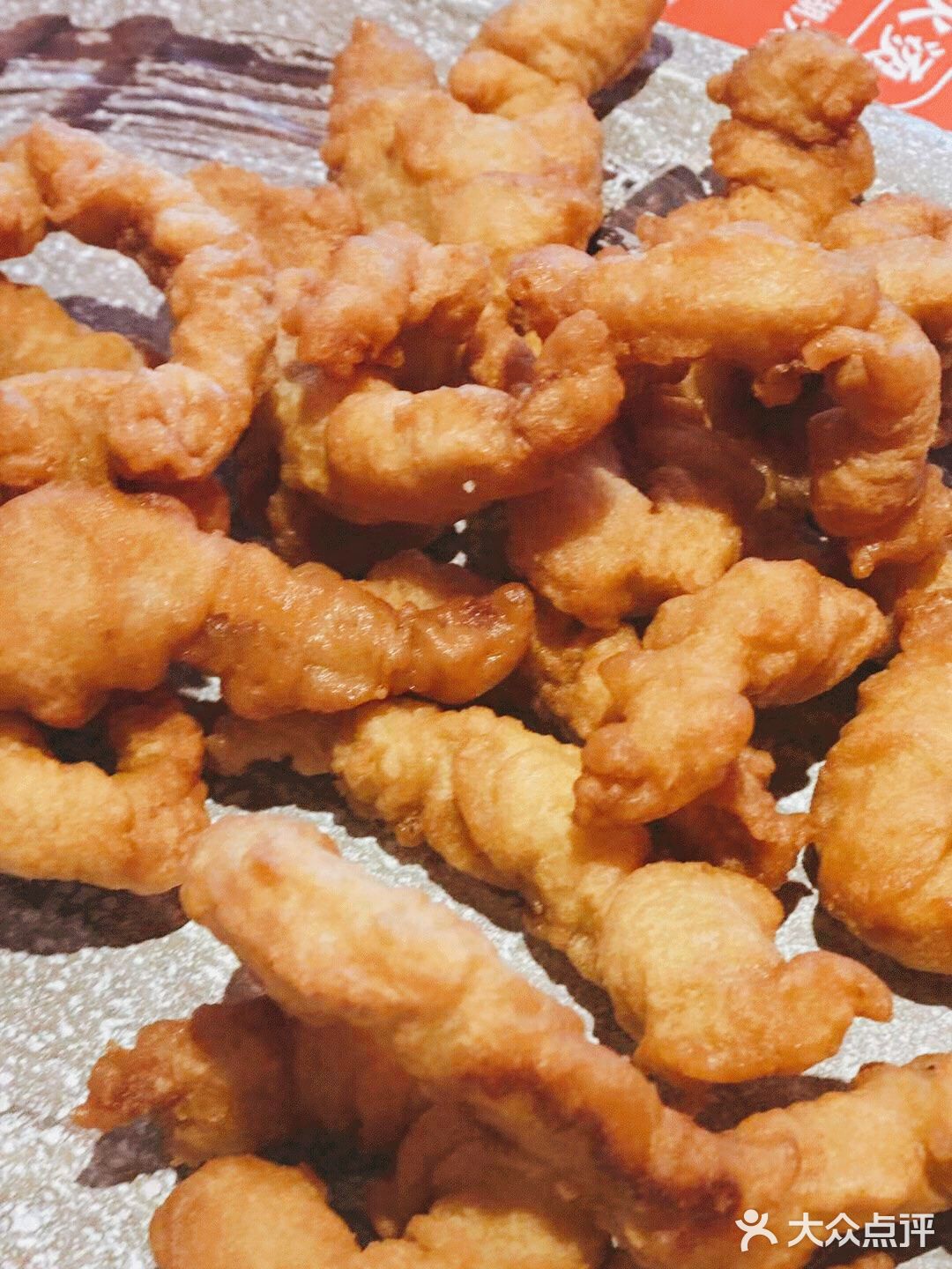 都是带皮的，但是皮很烂，一点也不难嚼