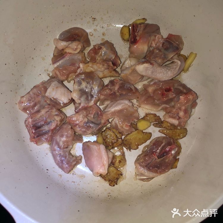 一盘适合一家老少享用的开胃菜榨菜炒鸡肉