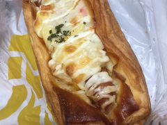 芝士热狗面包配豆浆-味多美蛋糕(西安门店)