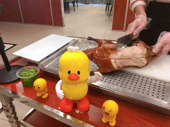 大德烤鸭(旺角国际店)-"烤鸭用利刀将整只鸭片成薄片,用烙好的荷叶.
