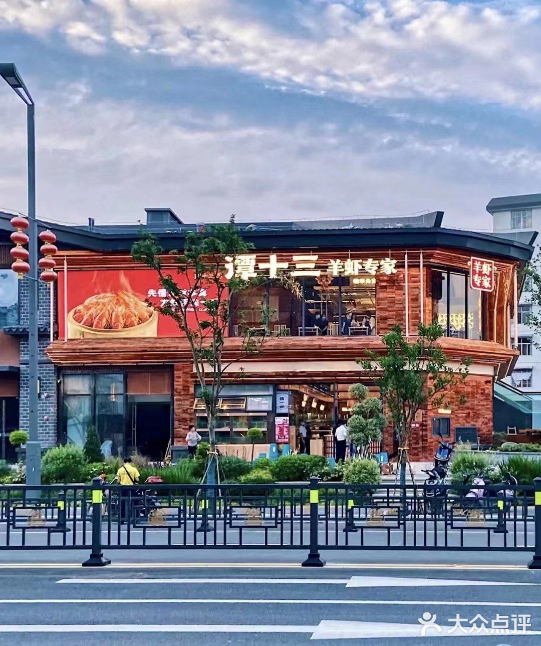 南昌探店 | 南昌人民最爱的龙虾馆谭十三绳金塔地标店来啦！