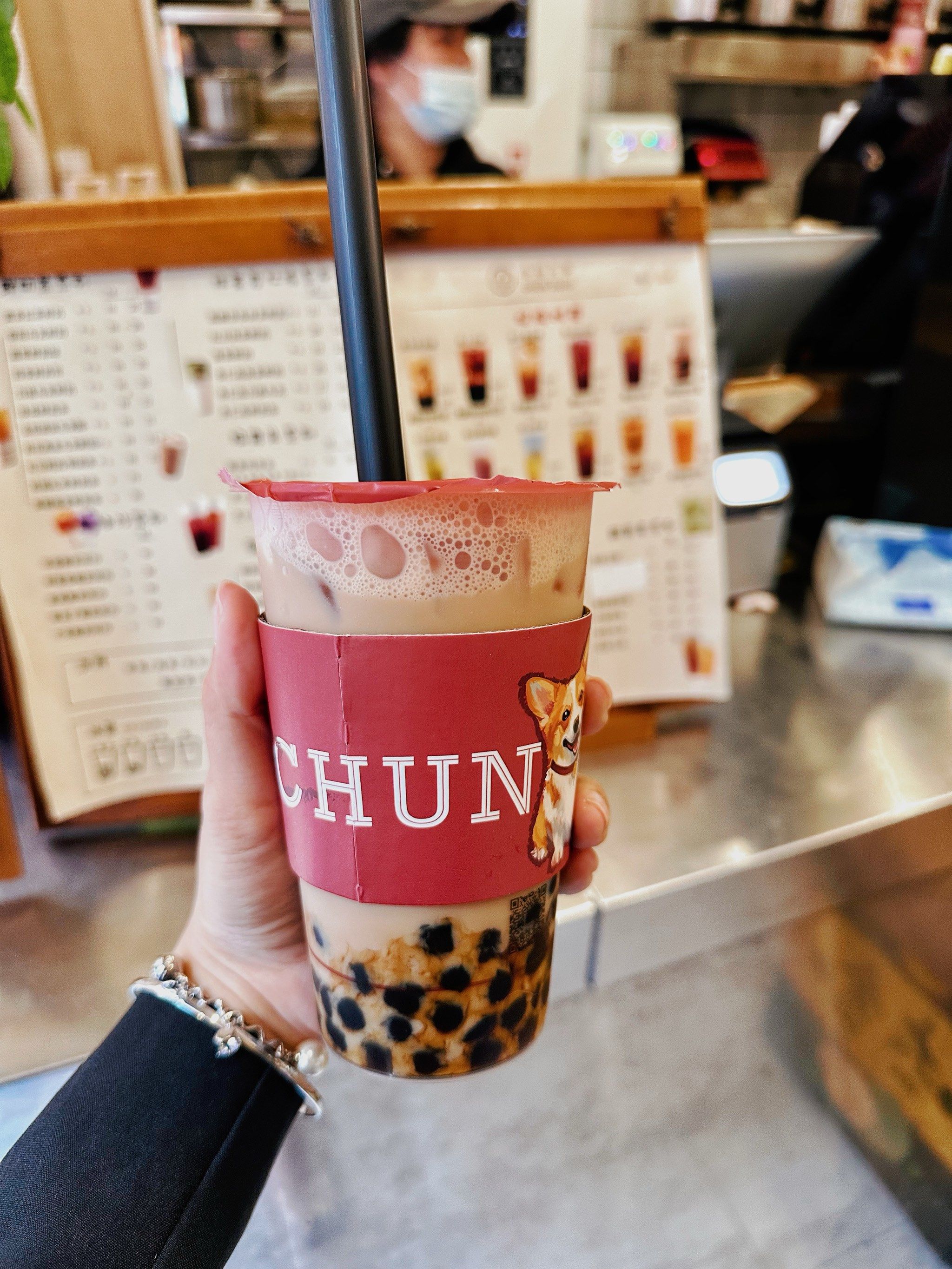 喝了 奶茶浓郁 珍珠qq弹弹的
喝一口真的心情美美哒
店里的小姐姐