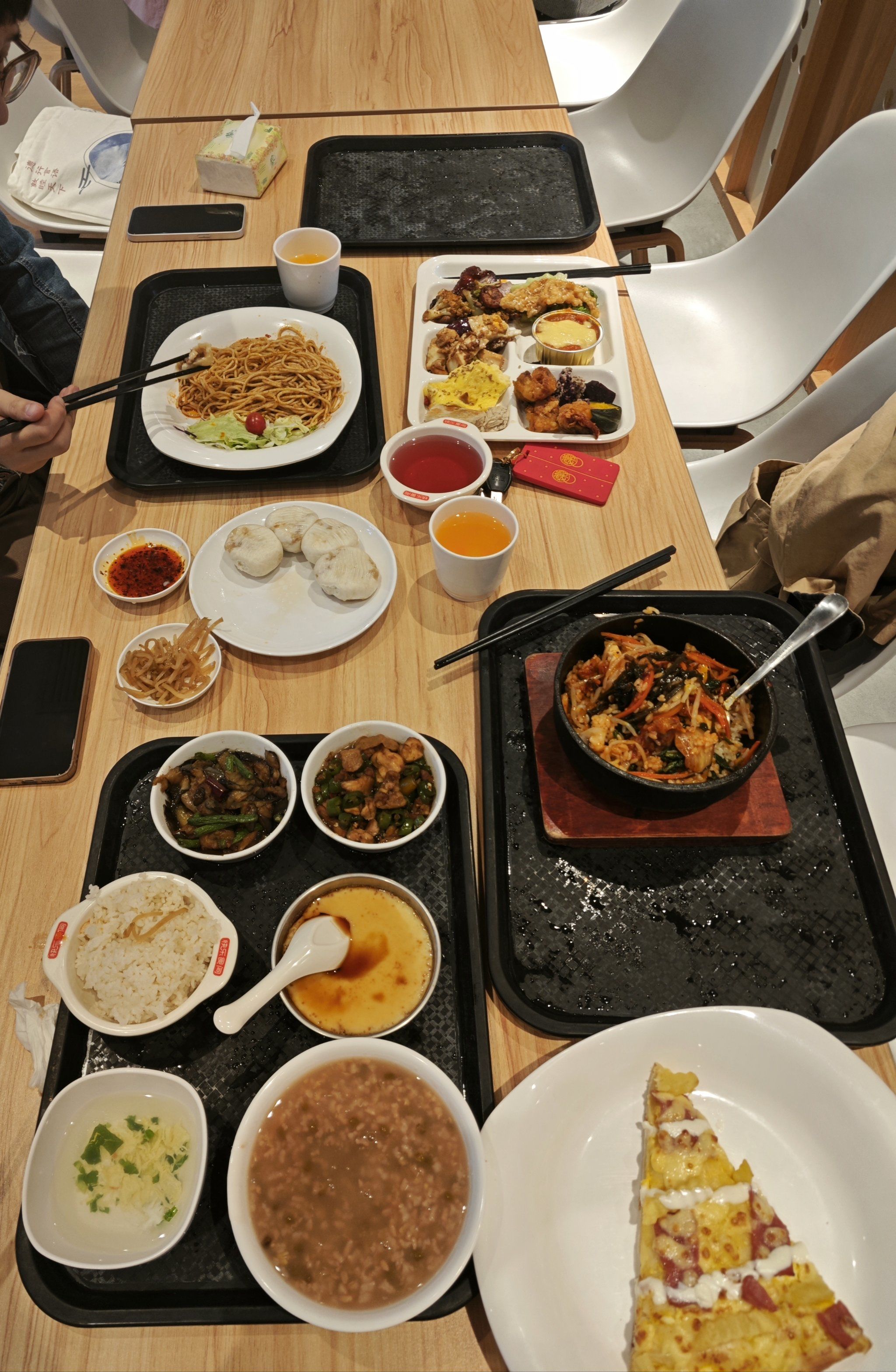 n一栋楼共六层都是食堂,有各国的特色美食.环境真是不错呀,饭也