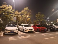 -奕欧来上海购物村停车场