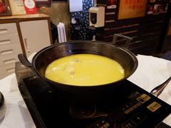 浓厚原只鸡煲花胶汤-鲜入围煮花胶鸡海鲜火锅