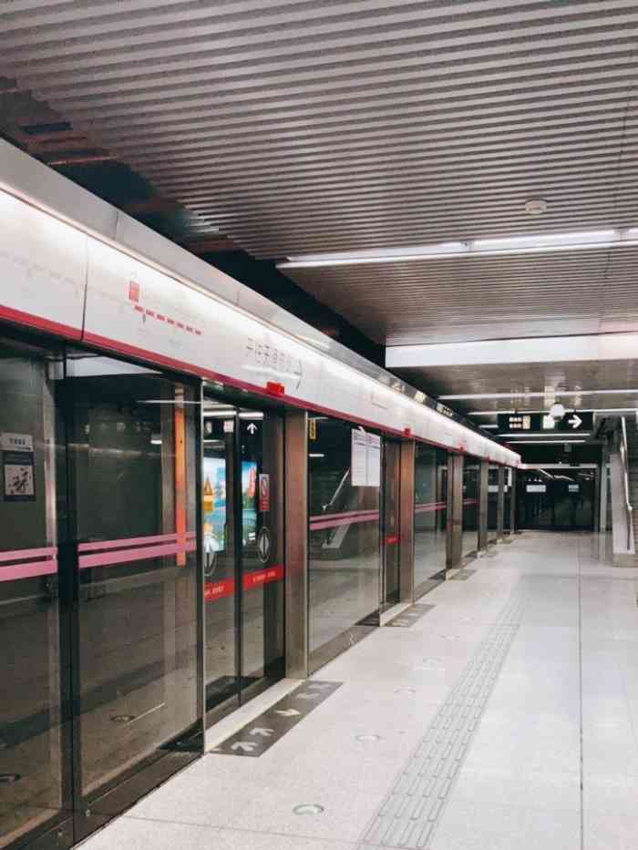 惠新西街北口(地铁站)-"这是一个对面方向,不能直接过去的地铁站需.