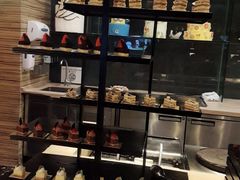 面包甜点陈列柜-富力希尔顿酒店·地阔自助餐厅