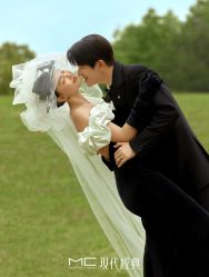 -现代经典婚纱摄影
