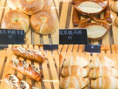 红豆碱水面包-天井·丑面包搭咖啡