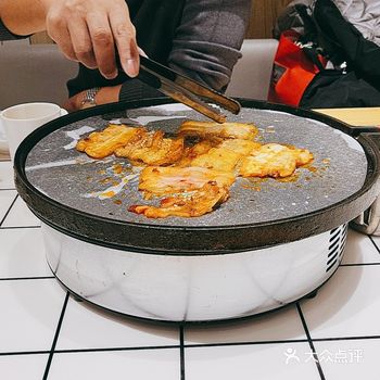 抱着试试的态度进了店，到店很早，我们是第一桌
