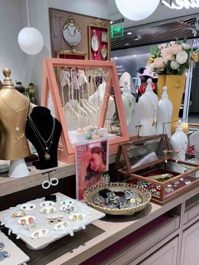 suk饰品集合店(新天地广场店)-"和同事出来吃饭逛街,带着饮料边喝边逛