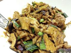 白辣椒箱干炒肉-德天顺盖码饭(人民西路店)