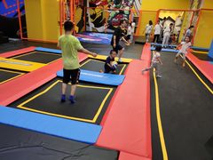 -爱蹦iBOON蹦床运动馆(江汉店)