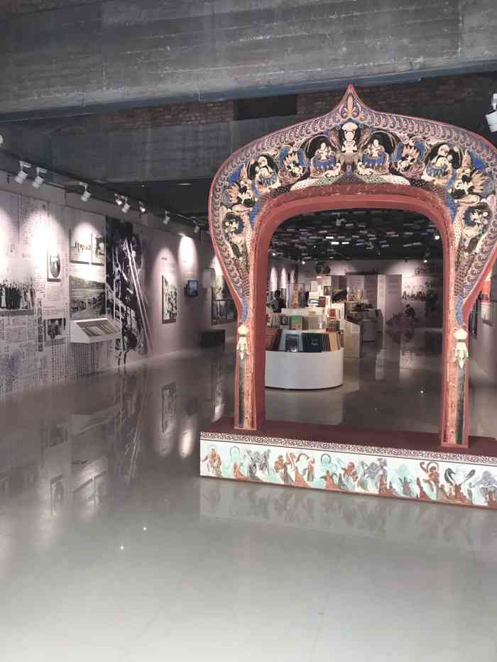 敦煌石窟文物保护研究陈列中心-"海报上写着9点开门,但实际上9点33分