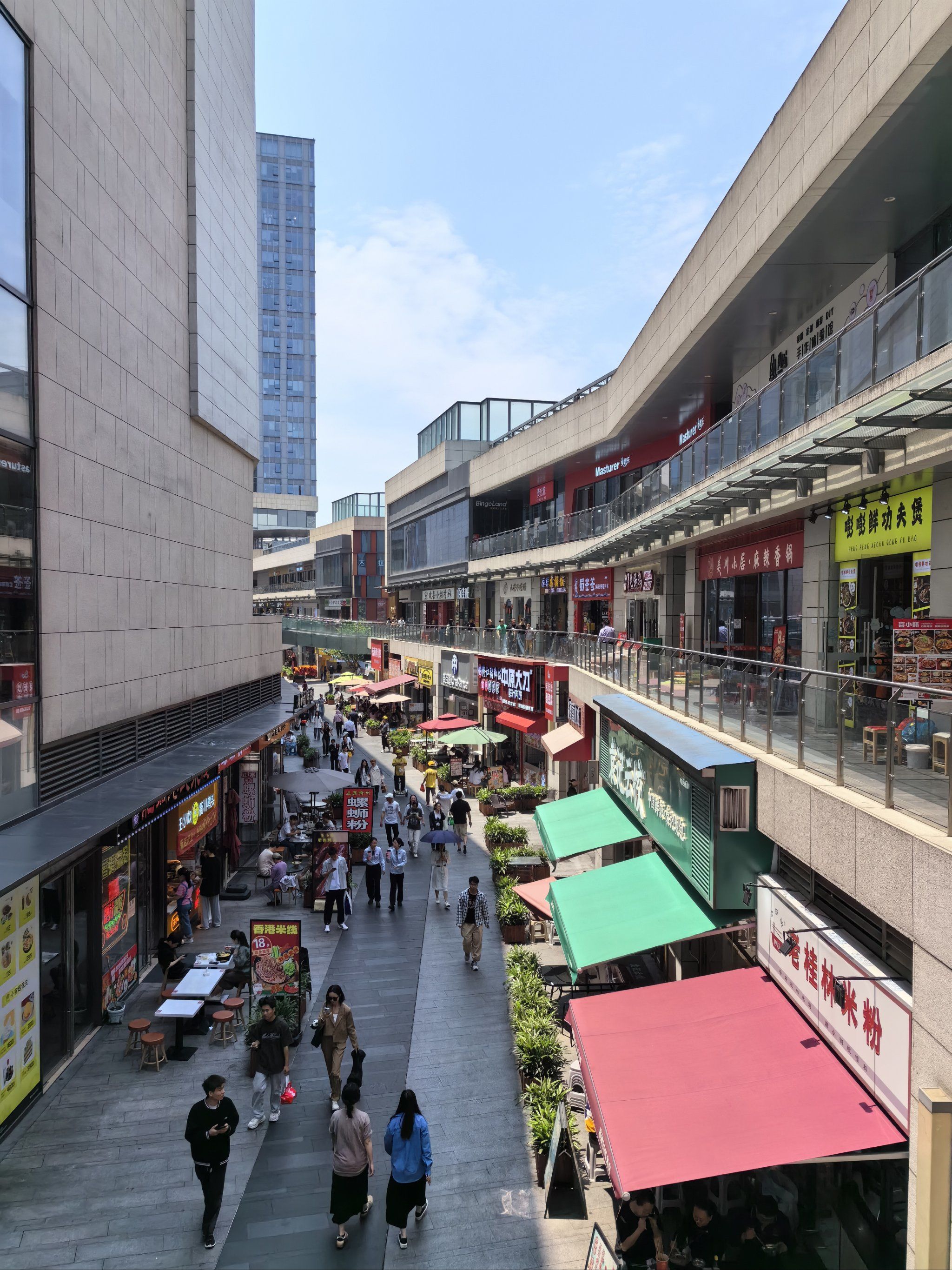 商业街的热闹时光