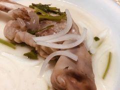 手抓羊蹄-巴扎美食·新疆菜·西域歌舞表演餐厅(新疆大厦店)