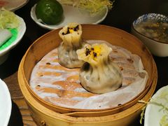 咸蛋黄乌米烧麦-佬泰丰斋· 乌镇茶食餐厅