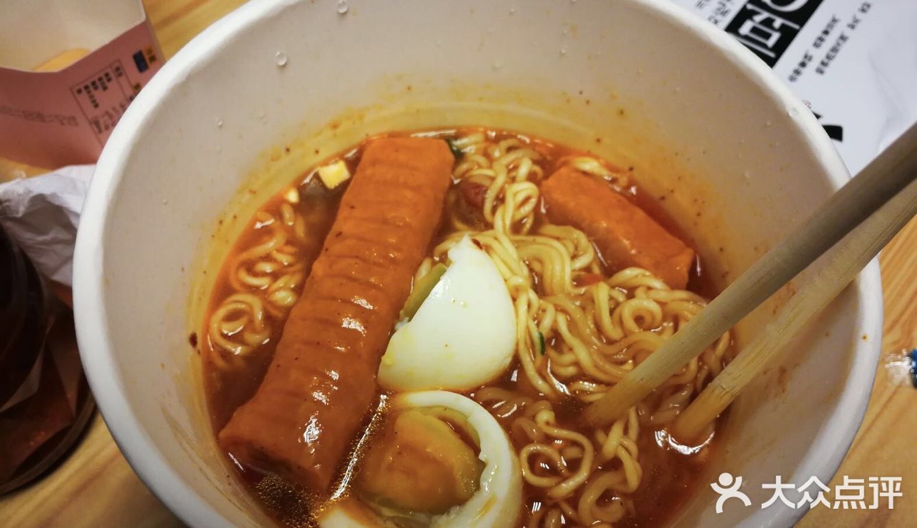 1958年日清公司创始人安藤百福卖出了第一包方便面