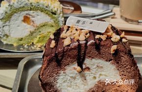 Dark Chocolate Dream Dragon Hazelnut Crisp