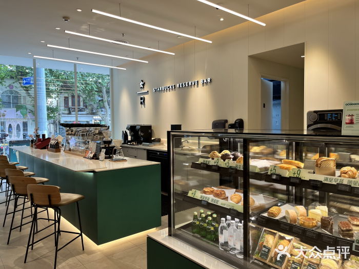 星巴克臻选(上海淮海百盛购物中心店)面包甜点陈列柜图片