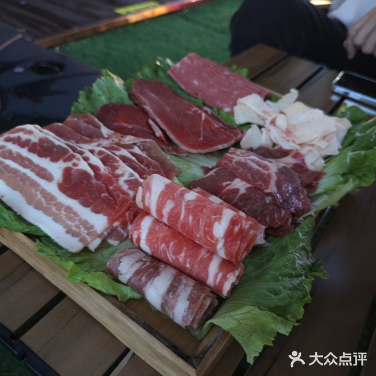 酒水略贵，内部有台球厅，钓虾的地方，空气也很不错