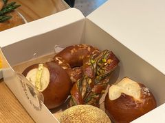 双重芝士碱水面包-WHEN PIGS FLY当猪飞