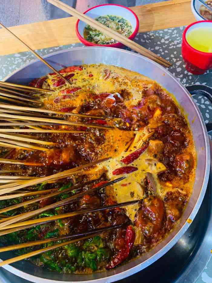 张大娃卤味串串(南坪店)-"[薄荷]环境:店里空间不大,拥挤显热闹.