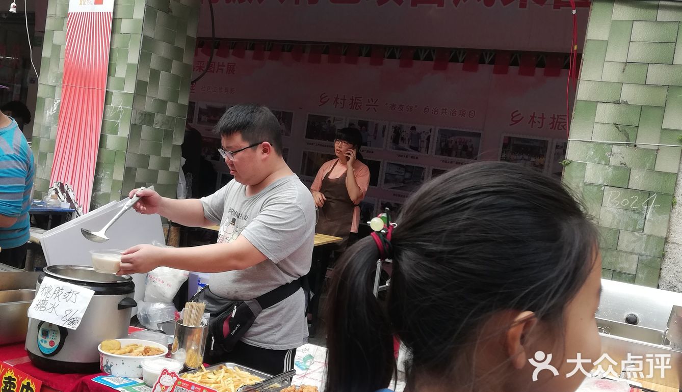 那是石龙的搞得特色美食街