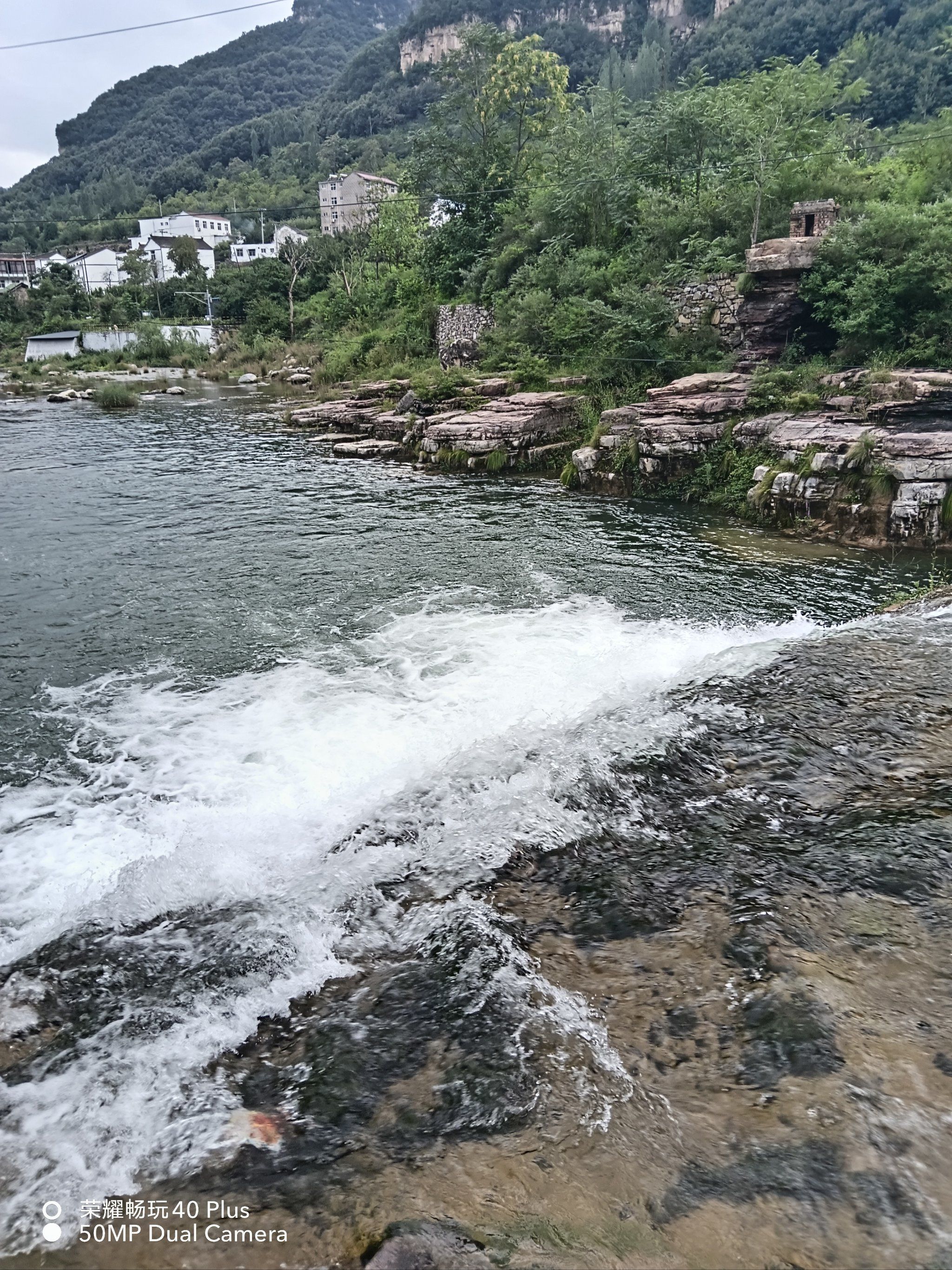 阳城蟒河景区蟒河支流水面湍急水质清澈游泳跳水
