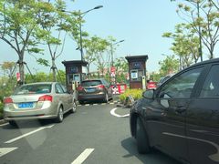 -奕欧来上海购物村停车场